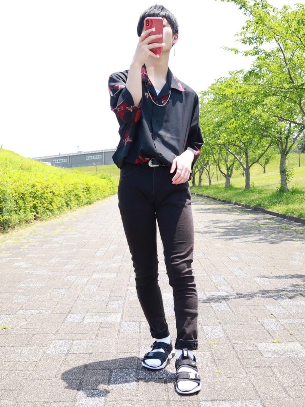 ブラック系のシャツ/ブラウス、ブラック系のその他パンツ、ブラック系のサンダルを着用したメンズの春コーディネートの1枚目の写真