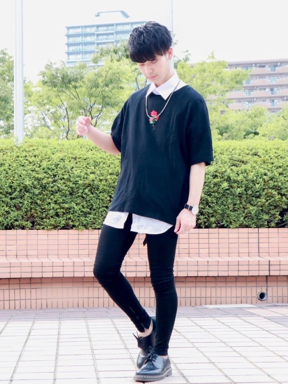 ブラック系のTシャツ/カットソー、ホワイト系のシャツ/ブラウス、ブラック系のデニムパンツを着用したメンズの夏コーディネートの1枚目の写真