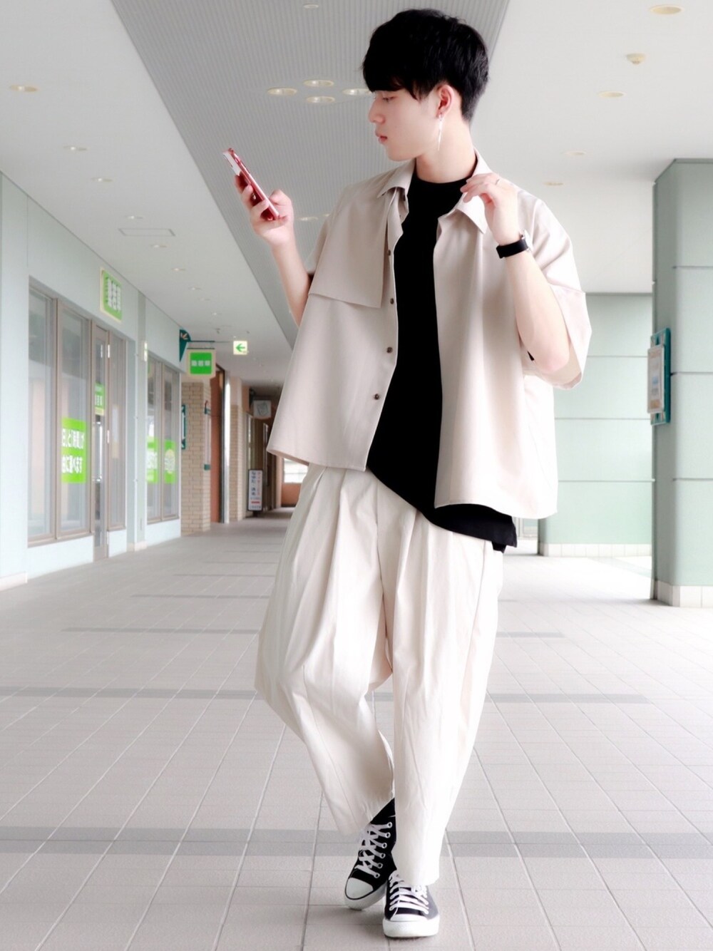 ベージュ系のシャツ/ブラウス、ブラック系のTシャツ/カットソー、ホワイト系のその他パンツを着用したメンズの夏コーディネートの1枚目の写真