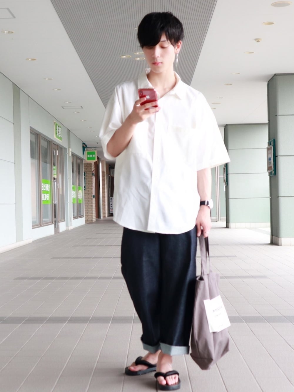 ホワイト系のシャツ/ブラウス、ブルー系のデニムパンツ、ブラック系のその他シューズを着用したメンズの夏コーディネートの1枚目の写真