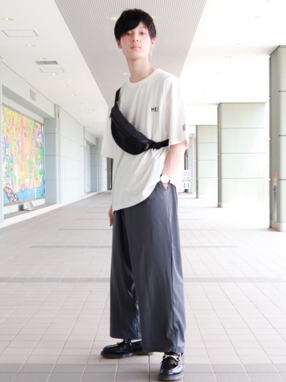 ホワイト系のTシャツ/カットソー、グレー系のその他パンツ、ブラック系のローファーを着用したメンズの夏コーディネートの1枚目の写真