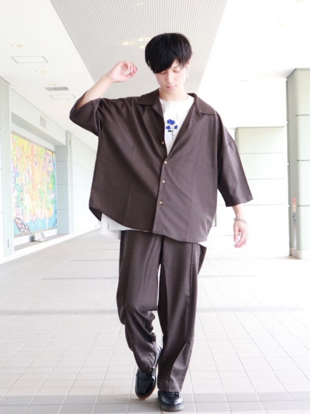 ベージュ系のシャツ/ブラウス、ベージュ系のその他パンツ、ホワイト系のTシャツ/カットソーを着用したメンズの夏コーディネートの1枚目の写真