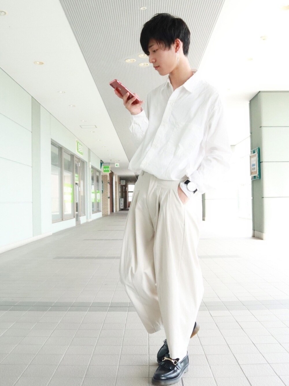 ホワイト系のシャツ/ブラウス、ホワイト系のその他パンツ、ブラック系のローファーを着用したメンズの秋コーディネートの1枚目の写真
