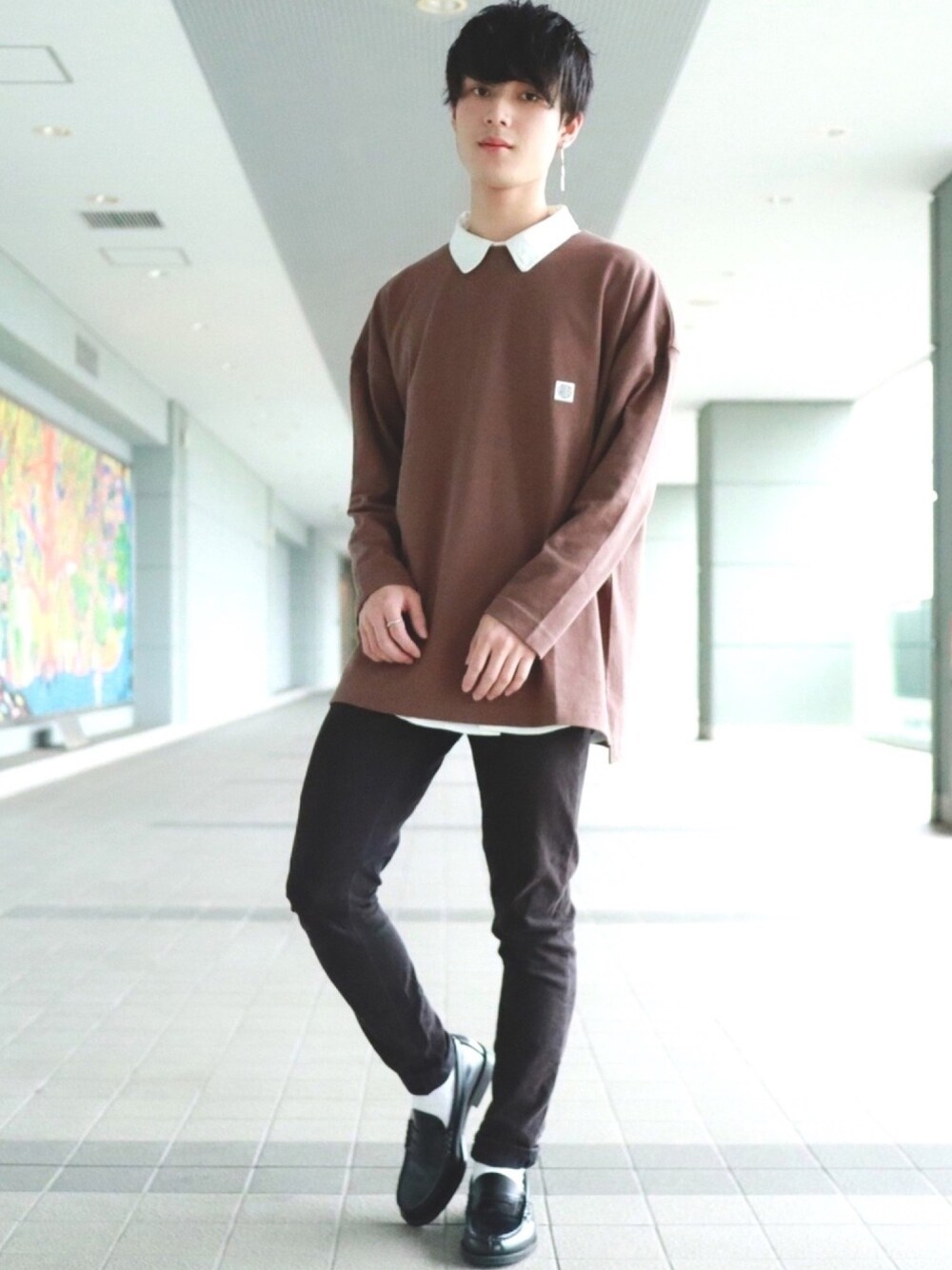 ホワイト系のシャツ/ブラウス、ブラウン系のTシャツ/カットソー、ブラック系のその他パンツを着用したメンズの秋コーディネートの1枚目の写真