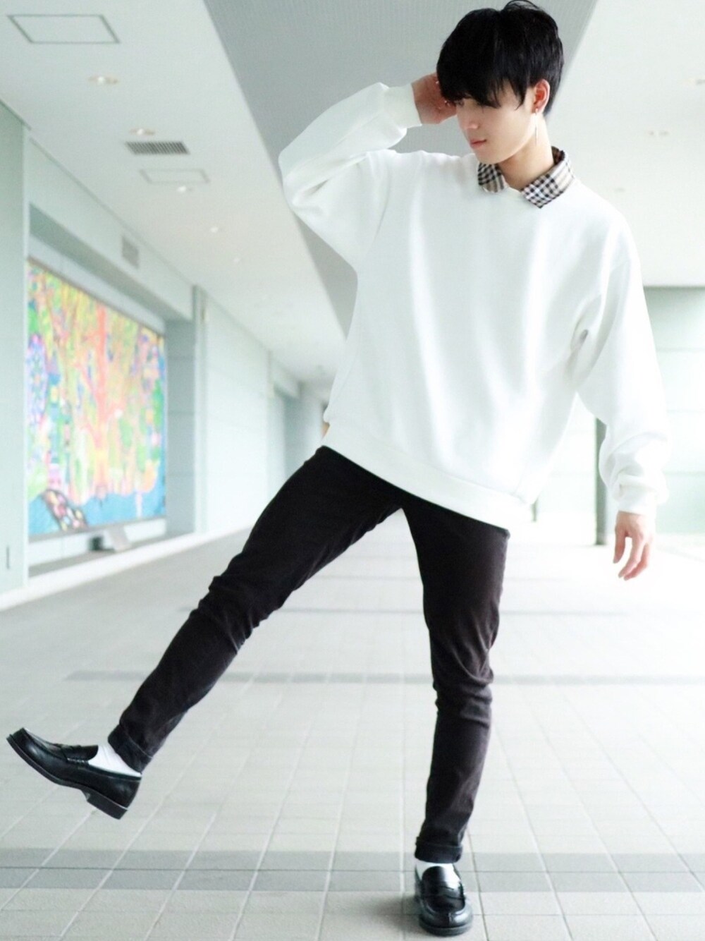 ホワイト系のスウェット、ブラック系のその他パンツ、ブラック系のローファーを着用したメンズの秋コーディネートの1枚目の写真