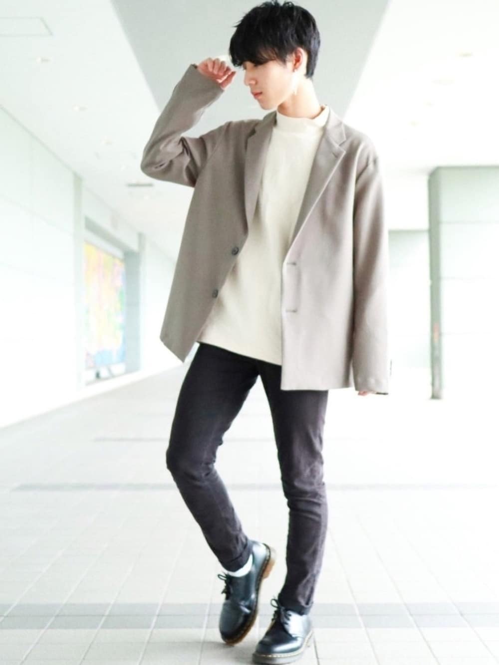 グリーン系のテーラードジャケット、ホワイト系のTシャツ/カットソー、ブラック系のその他パンツを着用したメンズの秋コーディネートの1枚目の写真