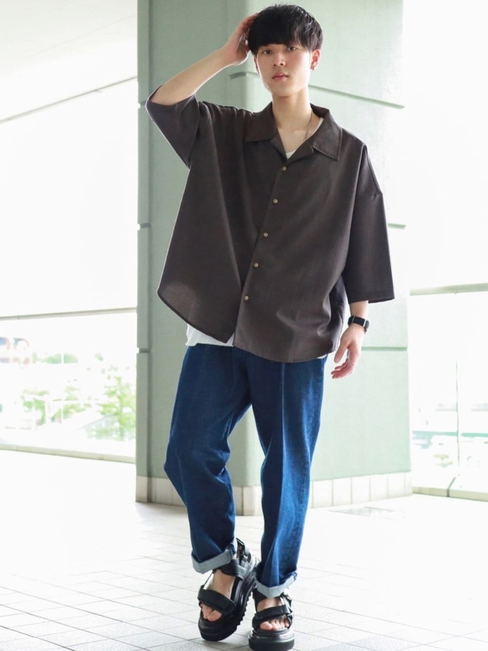 ベージュ系のシャツ/ブラウス、ホワイト系のタンクトップ、ブルー系のデニムパンツを着用したメンズの春コーディネートの1枚目の写真