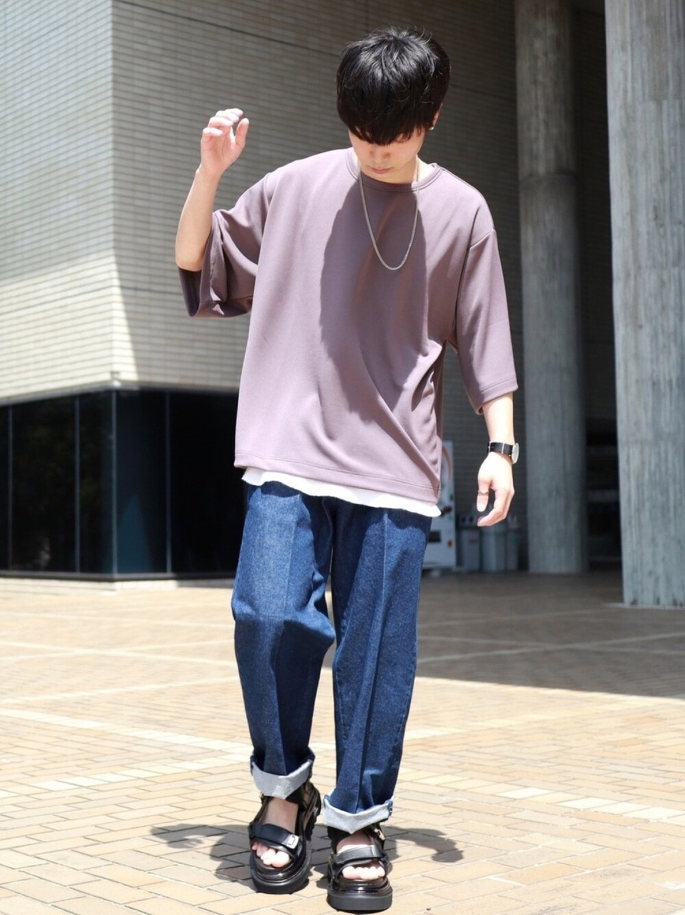 グレー系のTシャツ/カットソー、ホワイト系のタンクトップ、ブルー系のデニムパンツを着用したメンズの春コーディネートの1枚目の写真