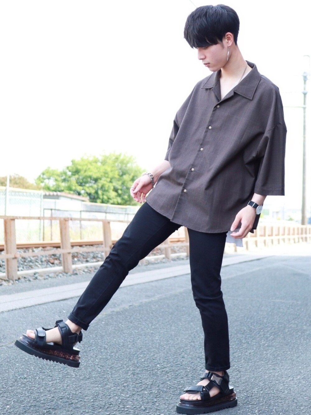 ベージュ系のシャツ/ブラウス、ブラック系のその他パンツ、ブラック系のサンダルを着用したメンズの春コーディネートの1枚目の写真