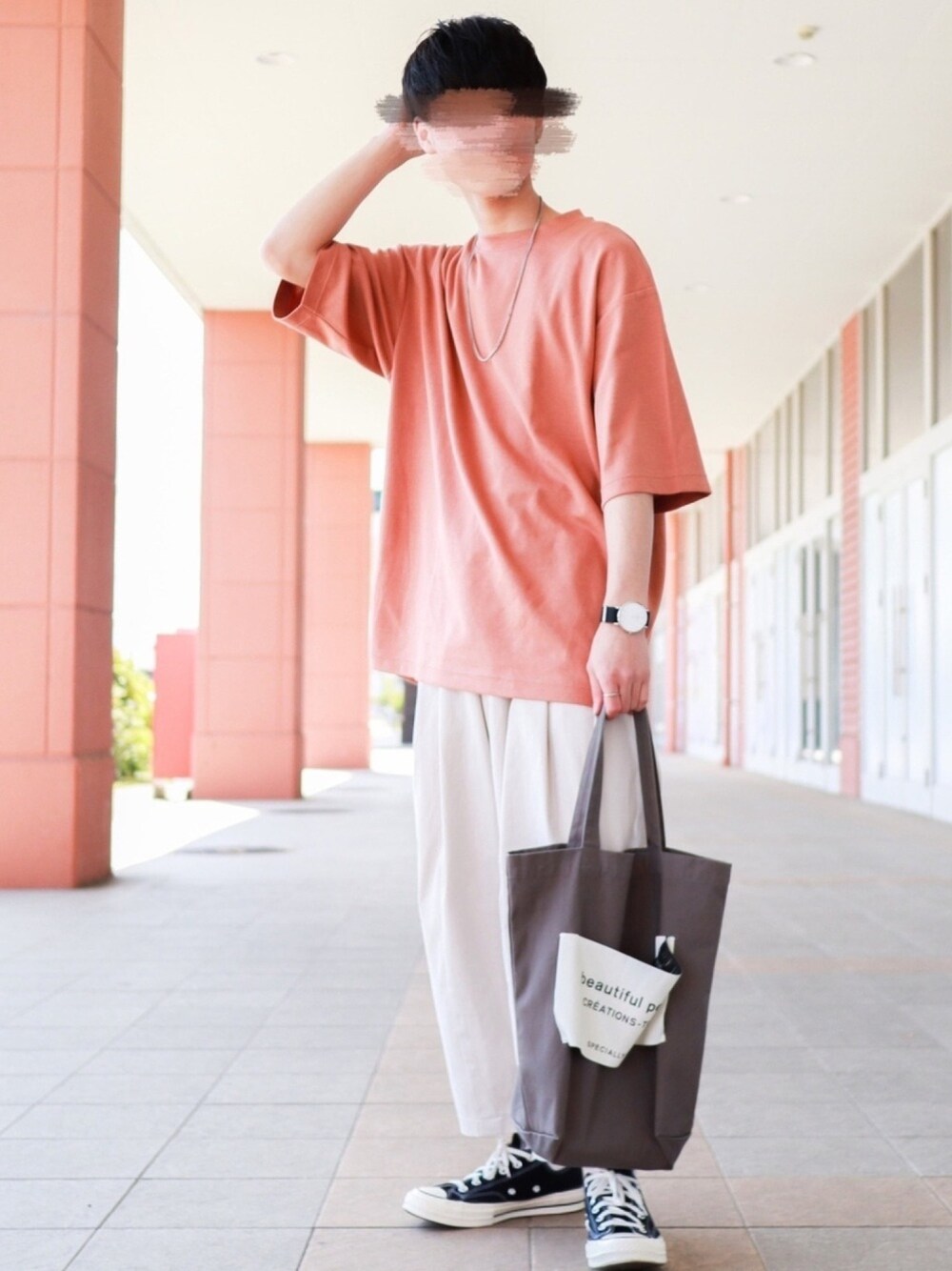 オレンジ系のTシャツ/カットソー、ホワイト系のその他パンツ、ブラック系のスニーカーを着用したメンズの春コーディネートの1枚目の写真