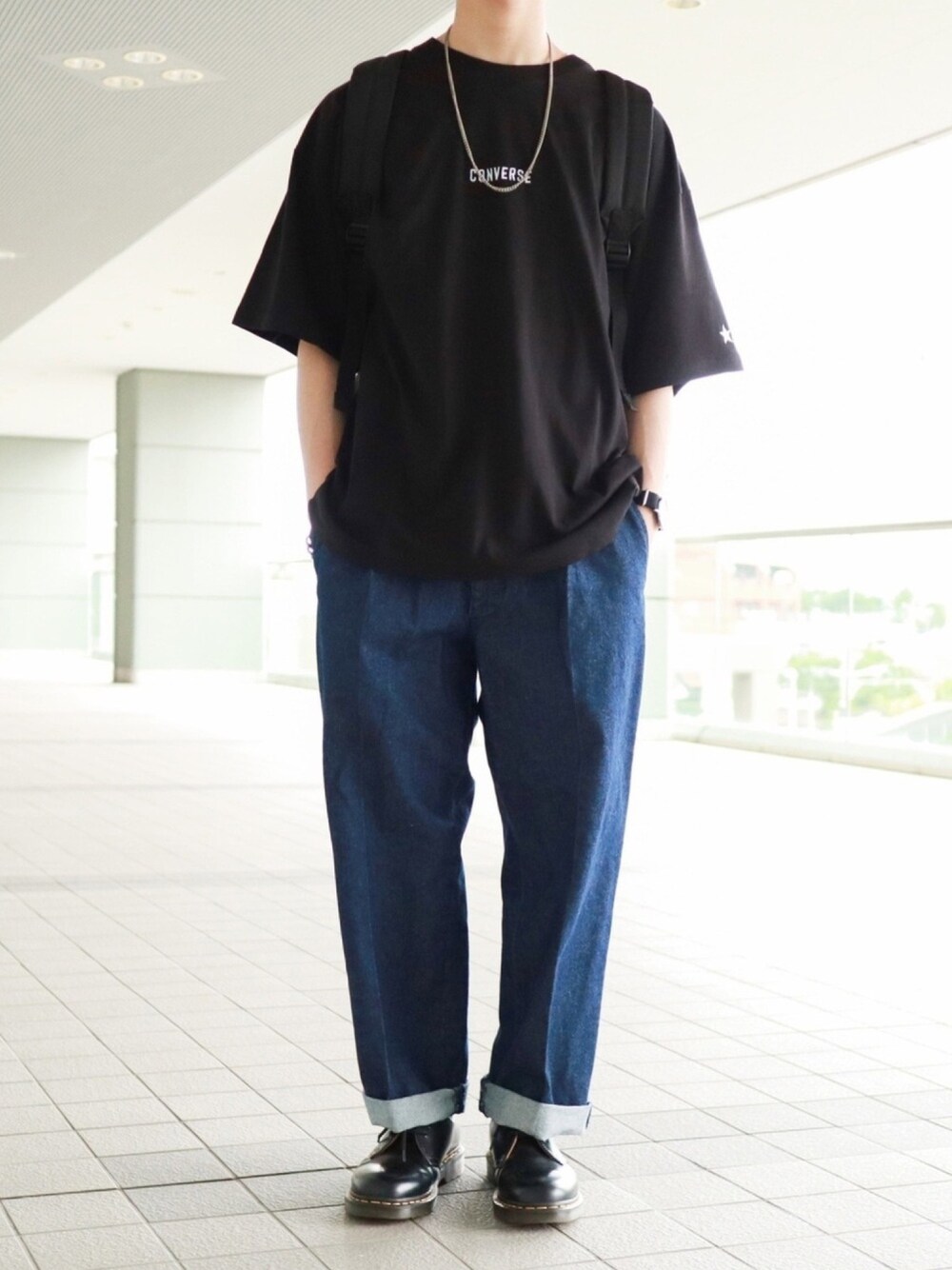 ブラック系のTシャツ/カットソー、ブルー系のデニムパンツ、ブラック系のドレスシューズを着用したメンズの夏コーディネートの1枚目の写真