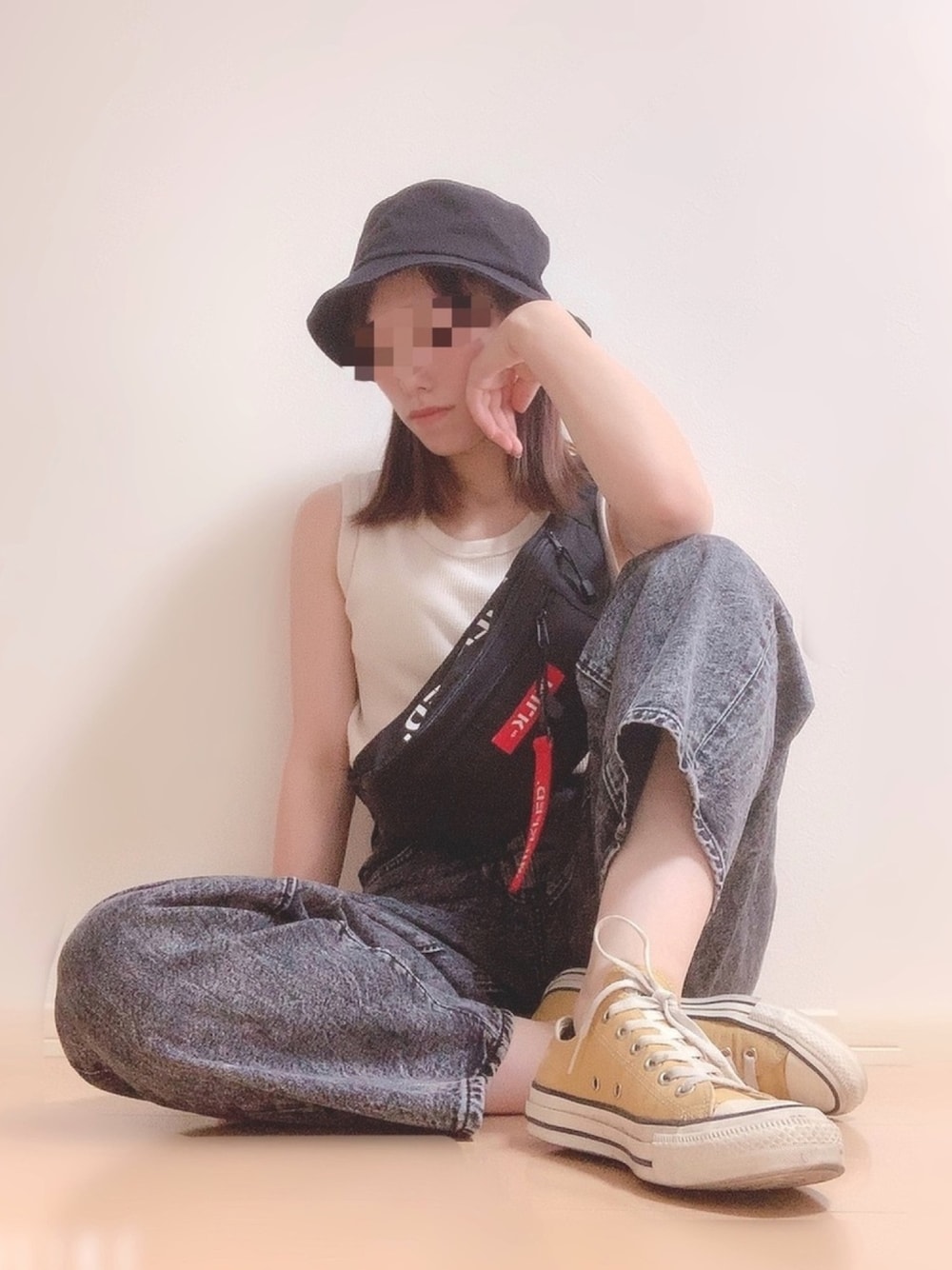 グレー系のパンツ、ゴールド系のスニーカー、ベージュ系のタンクトップを着用したレディースの夏コーディネートの1枚目の写真