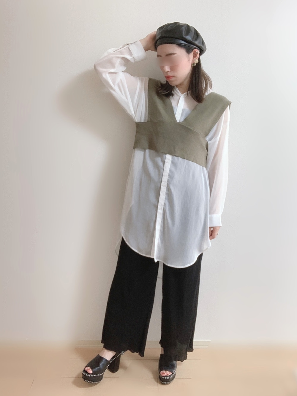 「ビスチェ、プリーツパンツ、シアーシャツ、KOBE LETTUCE、one way、厚底サンダル、ベレー帽、おしゃれさんと繋がりたい、大人女子、今日のコーデ」｜「KOBE LETTUCEのバックリボンVネックニットベスト（ベスト、グリーン系）」を使った、m0198さん（レディース・157cm）の秋コーディネートの1枚目の写真