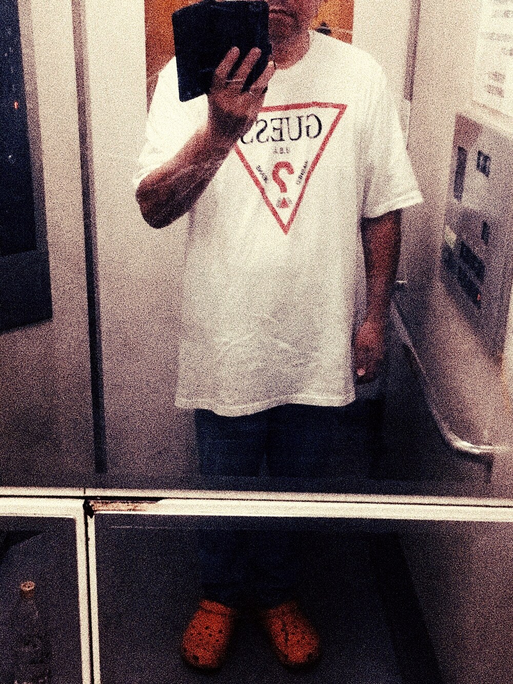 「guess、ゲス、guess tシャツ、ダメージデニムパンツ、ダメージスキニーデニム、クロックス、おしゃれさんと繋がりたい、Tシャツ、シンプルコーデ、夏」｜「GuessのTRIANGLE LOGO S/S TEE（Tシャツ/カットソー、ホワイト系）」を使った、はまちゃんさん（メンズ・167cm）の夏コーディネートの1枚目の写真