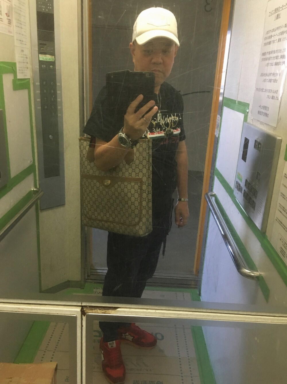 「今日のコーデ、おしゃれさんと繋がりたい、デウスエクスマキナ、デウスエクスマキナ　キャップ、GUFFY、gucci風、GUCCI、GUスウェット、G-SHOCK、アトランティックスターズ」｜「DEUS EX MACHINAのDEUS EX MACHINA / 別注 シールドキャップ（キャップ、ホワイト系）」を使った、はまちゃんさん（メンズ・167cm）の秋コーディネートの1枚目の写真