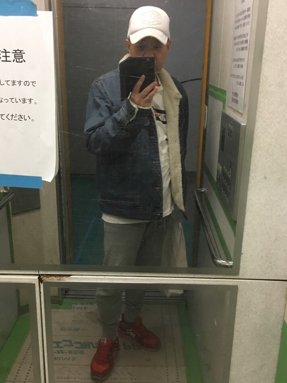 「おしゃれさんと繋がりたい、今日のコーデ、デウスエクスマキナ、デウスエクスマキナ　キャップ、GU、GUデニムジャケット、GUスウェット、TOMMY HILFIGER、トミーヒルフィガー、アトランティックスターズ」｜「DEUS EX MACHINAのDEUS EX MACHINA / 別注 SHIELD トラックキャップ（キャップ、ホワイト系）」を使った、はまちゃんさん（メンズ・167cm）の秋コーディネートの1枚目の写真