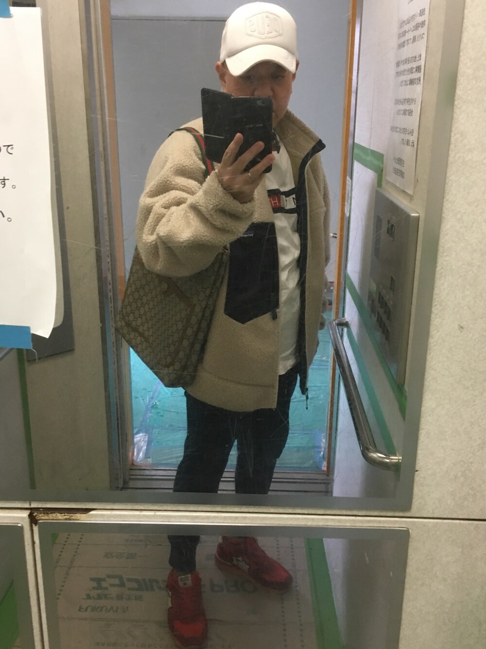「おしゃれさんと繋がりたい、デウスエクスマキナ　キャップ、パタゴニアのフリース、トミーヒルフィガー(TOMMY HILFIGER)、トミーヒルフィガー、グッチ、GUCCI、GUスウェット、アトランティックスターズ、Atlantic STARS」｜「DEUS EX MACHINAのDEUS EX MACHINA / 別注 SHIELD トラックキャップ（キャップ、ホワイト系）」を使った、はまちゃんさん（メンズ・167cm）の秋コーディネートの1枚目の写真