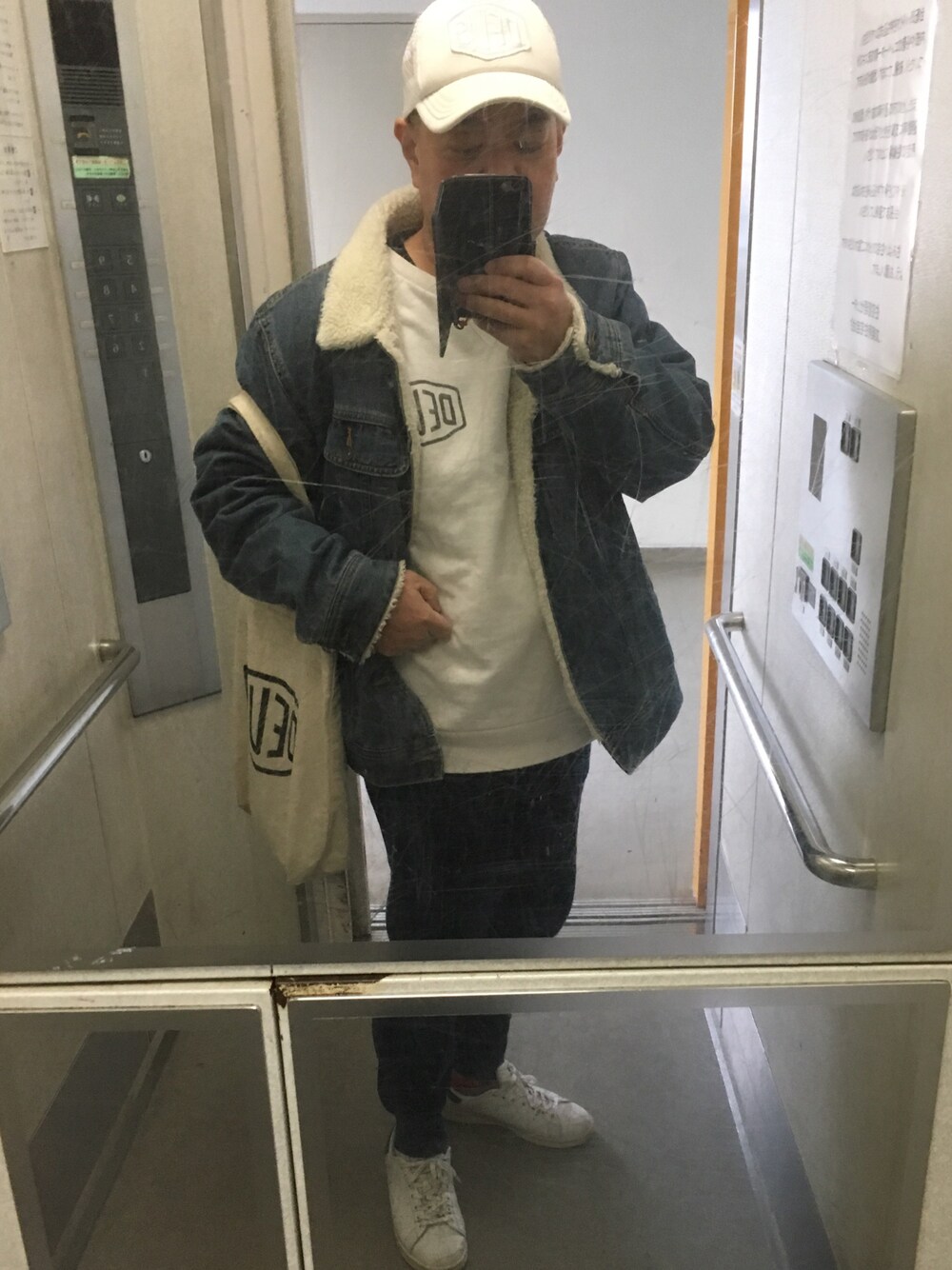 「おしゃれさんと繋がりたい、デウス、デウスエクスマキナ、デウスエクスマキナ　キャップ、デウストート、GUスウェット、GUデニムジャケット、adidas、スタンスミス、Gショック」｜「DEUS EX MACHINAのDEUS EX MACHINA / 別注 シールドキャップ（キャップ、ホワイト系）」を使った、はまちゃんさん（メンズ・167cm）の冬コーディネートの1枚目の写真