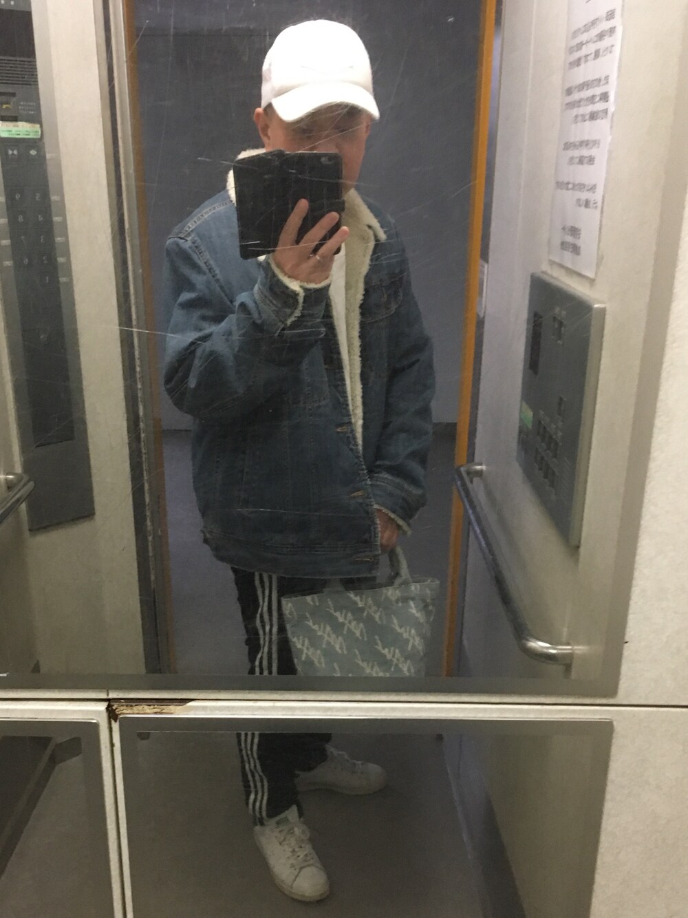 「おしゃれさんと繋がりたい、デウス、デウスエクスマキナ、デウスエクスマキナ　キャップ、デウスコーデ、GUデニムジャケット、GUボアアウター、アディダス、スタンスミス、wtwトートバッグ」｜「DEUS EX MACHINAのDEUS EX MACHINA / 別注 SHIELD トラックキャップ（キャップ、ホワイト系）」を使った、はまちゃんさん（メンズ・167cm）の冬コーディネートの1枚目の写真