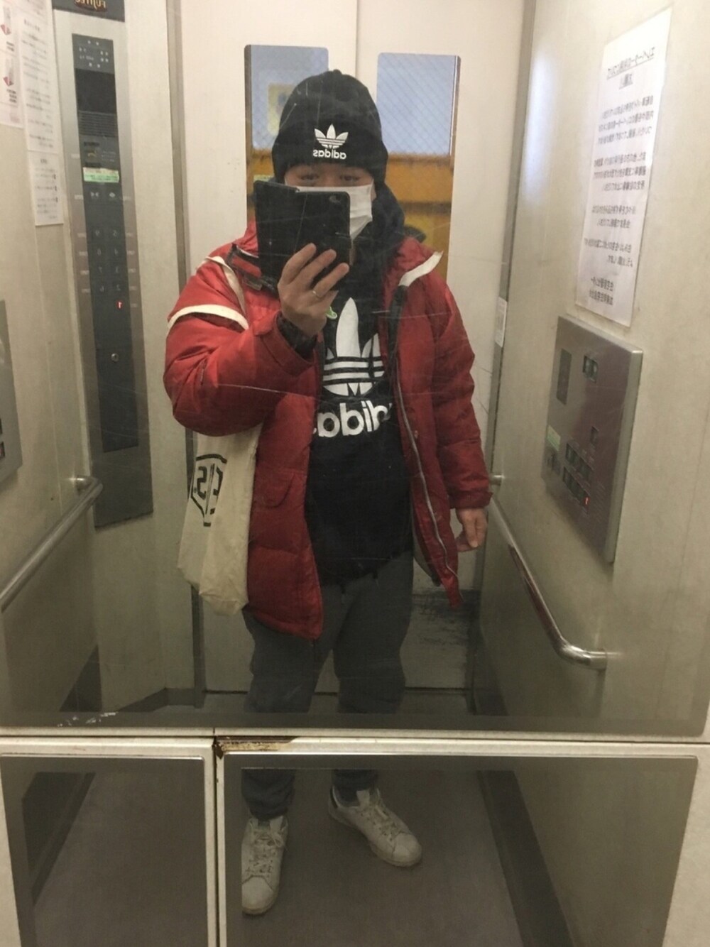 「今日のコーデ、アディダス、アディダスオリジナルス、adidas、adidas originals、stan smith、スタンスミス、デウス、デウスエクスマキナ、デウストート」｜「adidasのトレフォイルビーニー [TREFOIL BEANIE] アディダスオリジナルス（ニットキャップ/ビーニー、ブラック系）」を使った、はまちゃんさん（メンズ・167cm）の冬コーディネートの1枚目の写真