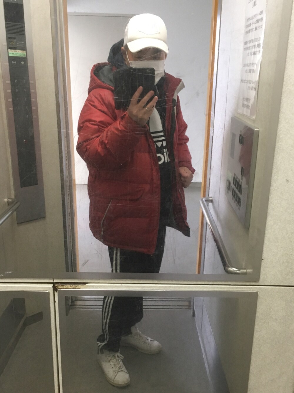 「今日のコーデ、デウス、デウスエクスマキナ、デウスエクスマキナ　キャップ、デウストート、アディダス、アディダスオリジナルス、アディダス(adidas)、スタンスミス、stan smith」｜「DEUS EX MACHINAのDEUS EX MACHINA / 別注 シールドキャップ（キャップ、ホワイト系）」を使った、はまちゃんさん（メンズ・167cm）の冬コーディネートの1枚目の写真