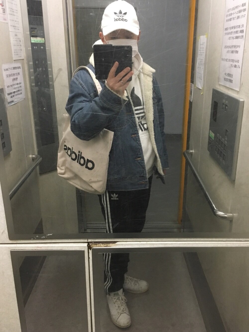 「今日のコーデ、アディダス、アディダスオリジナルス、アディダス(adidas)、アディダスコーデ、GU、GUデニムジャケット、アディダススニーカー、スタンスミス、アディダススタンスミス」｜「adidasのトレファイル キャップ [TREFOIL CAP] アディダスオリジナルス（キャップ、ホワイト系）」を使った、はまちゃんさん（メンズ・167cm）の冬コーディネートの1枚目の写真