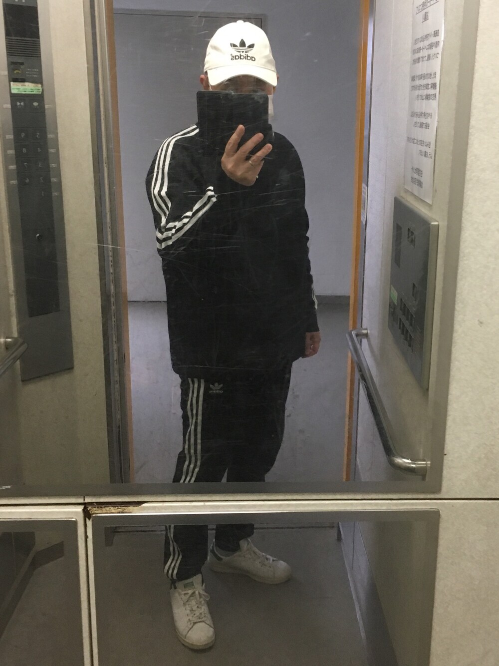 「今日のコーデ、adidas、adidas originals、adidasジャージ、アディダス、アディダスオリジナルス、アディダス(adidas)、アディダスジャージ、アディダスコーデ、アディダススニーカー」｜「adidasのトレファイル キャップ [TREFOIL CAP] アディダスオリジナルス（キャップ、ホワイト系）」を使った、はまちゃんさん（メンズ・167cm）の春コーディネートの1枚目の写真