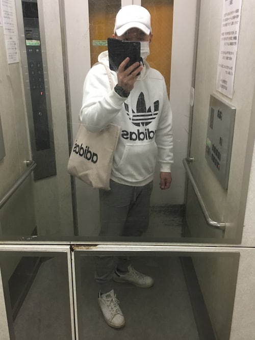 保存版 アディダス白パーカーのトレンドコーデ10選 春先にピッタリな白パーカーをおしゃれに着こなす裏ワザ教えます Unisize ユニサイズ