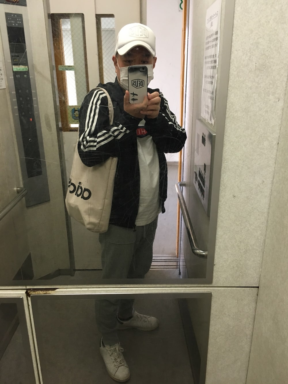 「今日のコーデ、デウスエクスマキナ、デウスエクスマキナ　キャップ、アディダス、adidas originals、adidasパーカー、アディダスパーカー、アディダストート、スタンスミス、GUスウェット」｜「DEUS EX MACHINAのDEUS EX MACHINA / 別注 SHIELD トラックキャップ（キャップ、ホワイト系）」を使った、はまちゃんさん（メンズ・167cm）の春コーディネートの1枚目の写真
