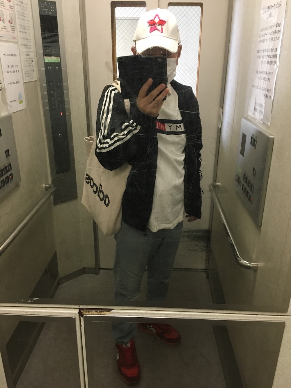 「今日のコーデ、スターリアン、アディダスオリジナルス、アディダスパーカー、adidasパーカー、TOMMY HILFIGER、トミーヒルフィガー(TOMMY HILFIGER)、ダメージデニムパンツ、アトランティックスターズ、Atlantic STARS」｜「StarLeanのアイテム（キャップ、ホワイト系）」を使った、はまちゃんさん（メンズ・167cm）の春コーディネートの1枚目の写真