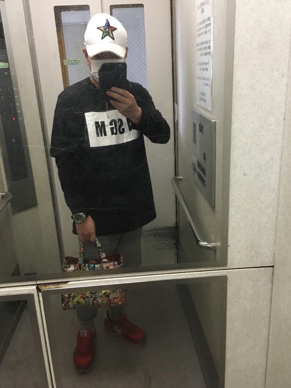 「今日のコーデ、トレスター、トレスターキャップ、トレスターバッグ、MSGM、エムエスジーエム、GUスウェット、Gショック、アトランティックスターズ、Atlantic STARS」｜「TRE☆STARのTRE☆STARのロゴにスパンコールをあしらったワッペンがフロントにセットされたメッシュキャップ☆☆☆ 全体にダメージ加工を施し、こなれ感のあるラフな表情のキャップに仕上げました。 ステッチはダブルステッチを採用し、バックに縫われた三ツ星の刺繍がアクセントになったシンプルなデザインのアイテムです。 深めの被り心地で７段階のアジャスタブル機能付きでサイズ調整が可能です。（キャップ、ホワイト系）」を使った、はまちゃんさん（メンズ・167cm）の春コーディネートの1枚目の写真
