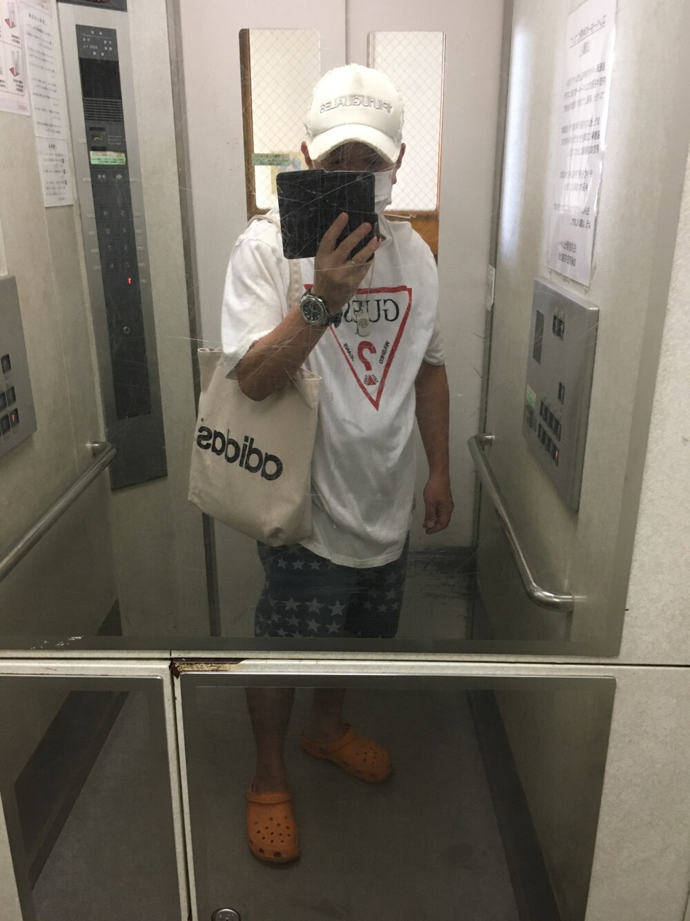 「夏コーデ、今日のコーデ、おしゃれさんと繋がりたい、1piu1uguale3 relax、ゲス(GUESS)、Gショック、adidas originals、アディダスオリジナルス、H&M、クロックス」｜「1piu1uguale3 RELAXの1PIU1UGUALE3 RELAX/ウノ ピゥ ウノ ウグァーレ トレ リラックス/刺繍メッシュCAP（キャップ、ホワイト系）」を使った、はまちゃんさん（メンズ・167cm）の夏コーディネートの1枚目の写真
