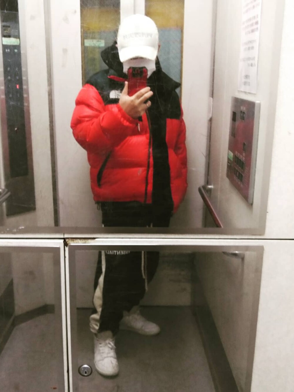 「今日のコーデ、1PIU1UGUALE3、THE NORTH FACE、nuptse、ノースフェイス、ヌプシ、fogEssentials、フィアオブゴッド、ナイキスニーカー、エアージョーダン」｜「1piu1uguale3 RELAXの1PIU1UGUALE3 RELAX/ウノ ピゥ ウノ ウグァーレ トレ リラックス/刺繍メッシュCAP（キャップ、ホワイト系）」を使った、はまちゃんさん（メンズ・167cm）の冬コーディネートの1枚目の写真