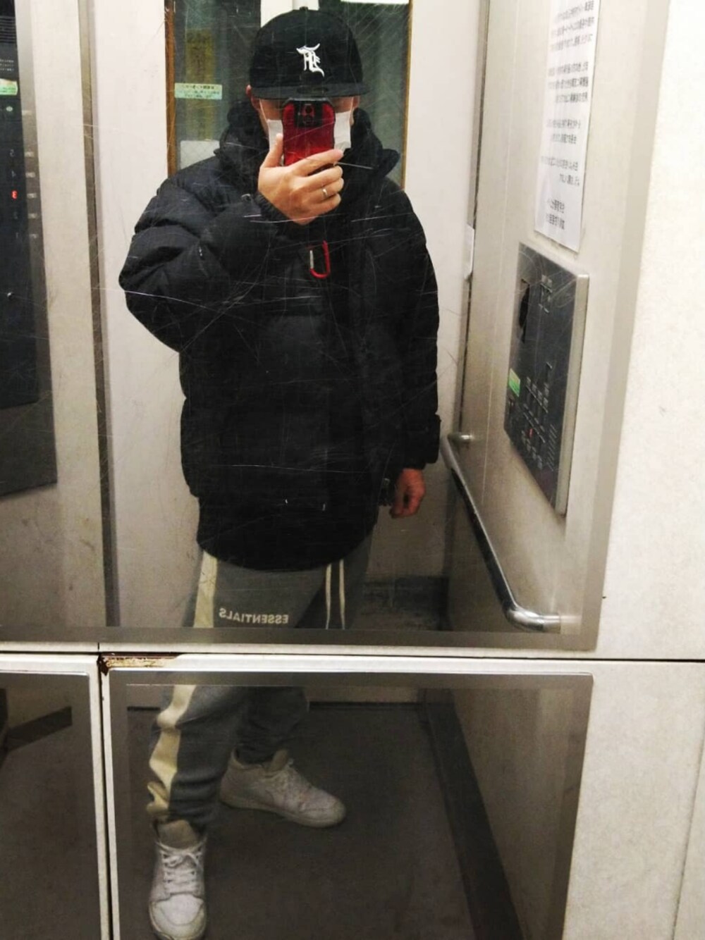 「今日のコーデ、fog、fogEssentials、DEUS EX MACHINA、jerry Lorenzo、Jerry Lorenzo style、G-SHOCK、NIKE、aj1、NIKE AIR」｜「Fear of God Los AngelesのFEAR OF GOD フィアオブゴッド NEW ERA FITTED CAP the5950（キャップ、ブルー系）」を使った、はまちゃんさん（メンズ・167cm）の冬コーディネートの1枚目の写真