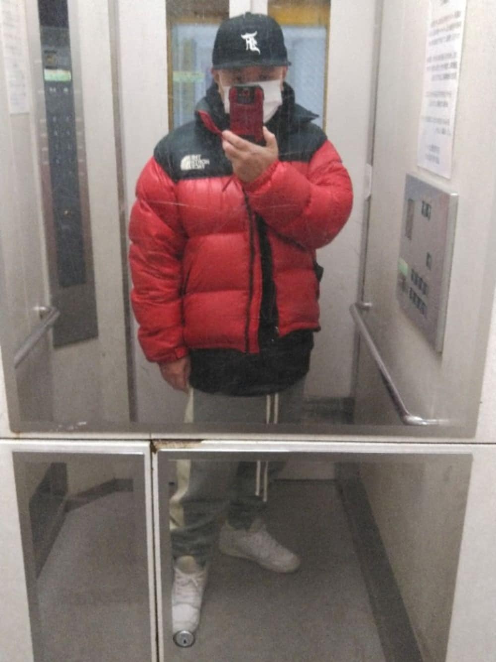 「今日のコーデ、fogEssentials、フィアオブゴッド、エッセンシャルズ、ニューエラ、G-SHOCK、THE NORTH FACE、ヌプシ、ナイキ、aj1」｜「Fear of God Los AngelesのFEAR OF GOD フィアオブゴッド NEW ERA FITTED CAP the5950（キャップ、ブルー系）」を使った、はまちゃんさん（メンズ・167cm）の冬コーディネートの1枚目の写真