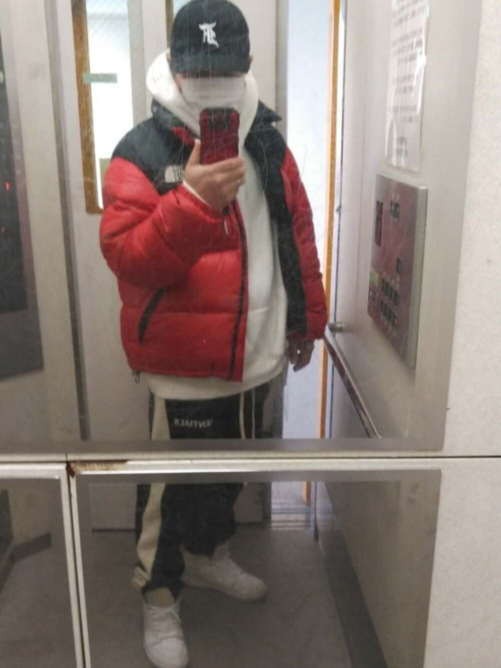 「今日のコーデ、fog、fogEssentials、fearofgod、フィアオブゴッド、エッセンシャルズ、fear of god、THE NORTH FACE、ヌプシ、エアジョーダン」｜「Fear of God Los AngelesのFEAR OF GOD フィアオブゴッド NEW ERA FITTED CAP the5950（キャップ、ブルー系）」を使った、はまちゃんさん（メンズ・167cm）の冬コーディネートの1枚目の写真