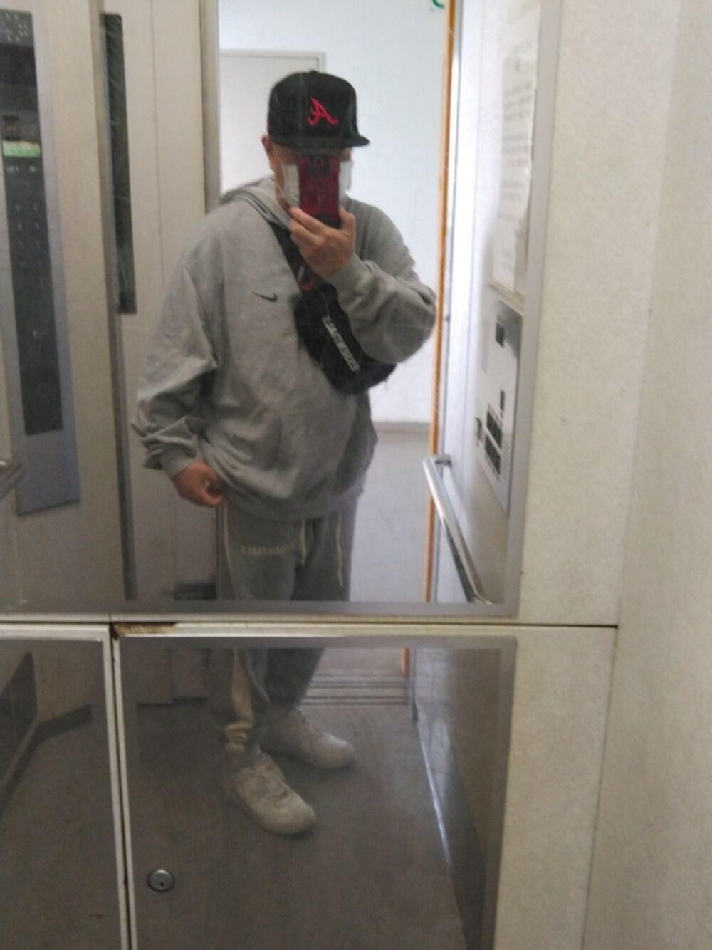 「今日のコーデ、NEW ERA、nikeコーデ、ナイキパーカー、ESSENTIALS、fogEssentials、フィアオブゴッド、エッセンシャルズ、ナイキエアフォース、エアフォースワン」｜「NEW ERAのNEWERA 59FIFTY CAP MLB ATLANTA BRAVES CLASSIC WOOL NAVY（キャップ、ブルー系）」を使った、はまちゃんさん（メンズ・167cm）の春コーディネートの1枚目の写真