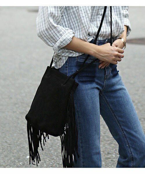 Aco Design(アコデザイン)の「スエード フリンジ バッグ(ショルダーバッグ・レディース・ブラック/ベージュ・ワンサイズ)」の1枚目の写真