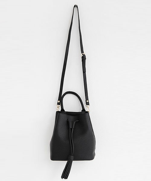 DHOLIC（ディーホリック）の「フェイクレザー2WAYタッセルポイントバック（ショルダーバッグ・レディース・ネイビー/ブラウン/ブラック/ブラックグレー/ベージュ/ワイン・FREE）」の2枚目の写真