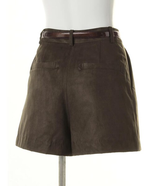 31 Sons de mode（トランテアン　ソン　ドゥ　モード）の「ベルト付スエードタックショートパンツ（パンツ・レディース・ベージュ/ブラック/カーキグリーン・36/38）」の4枚目の写真