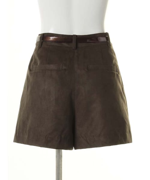 31 Sons de mode（トランテアン　ソン　ドゥ　モード）の「ベルト付スエードタックショートパンツ（パンツ・レディース・ベージュ/ブラック/カーキグリーン・36/38）」の5枚目の写真