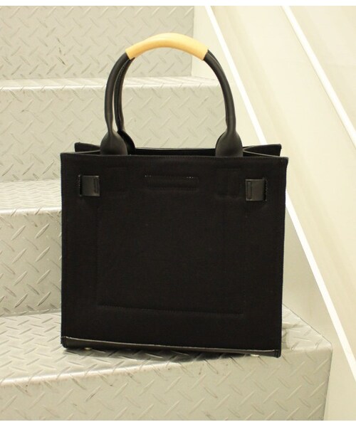 ADAM ET ROPE'（アダムエロペ）の「トートバッグ【SOLPRESA×ADAM ET ROPE'Wネーム】（バッグ・レディース・ブラック/キナリ・M）」の6枚目の写真