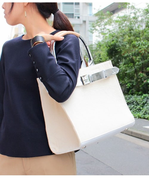 ADAM ET ROPE'（アダムエロペ）の「トートバッグ【SOLPRESA×ADAM ET ROPE'Wネーム】（バッグ・レディース・ブラック/キナリ・M）」の11枚目の写真