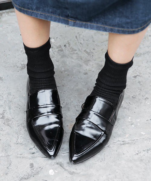 DHOLIC（ディーホリック）の「ポインテッドトゥエナメル調ローファー（サンダル・レディース・アイボリー/ブラック・230/235/240/245/250）」の2枚目の写真