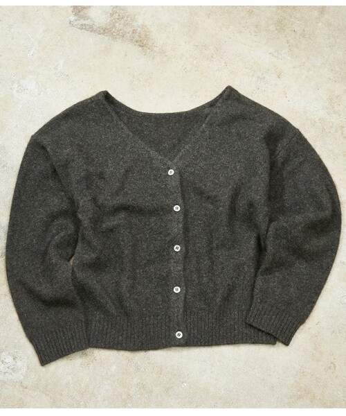 ADAM ET ROPE'（アダムエロペ）の「2WAY ヤクVネック カーディガン（トップス・レディース・チャコール・38）」の2枚目の写真