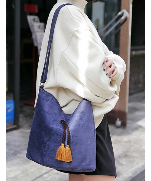 DHOLIC（ディーホリック）の「スエード調タッセルポイントバック（ショルダーバッグ・レディース・グレー/ネイビー/ブラック/ベージュ/ワイン・FREE）」の4枚目の写真