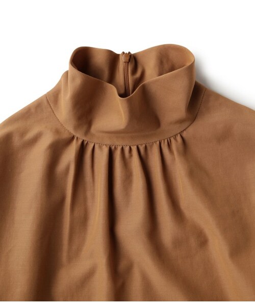 ADAM ET ROPE'(アダムエロペ)の「タートル衿ブラウス(トップス・レディース・キャメル・38)」の4枚目の写真