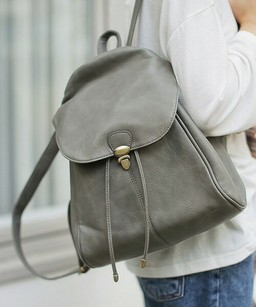 DHOLIC（ディーホリック）の「フェイクレザーミニリュック（バックパック/リュック・レディース・アイボリー/グレー/ブラック/ベージュ・ONE）」の3枚目の写真