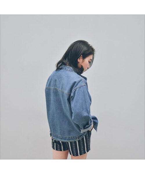 QUEEN SHOP（クイーンショップ）の「復古率性風格使用牛仔布料所製成不敗牛仔外套 能讓妳搭出與眾不同的風味立領的造型 想嘗試帥氣中性的妳絕不能錯過多功能真口袋設計 出門收納更方便（ジャケット/アウター・レディース・F・F）」の3枚目の写真