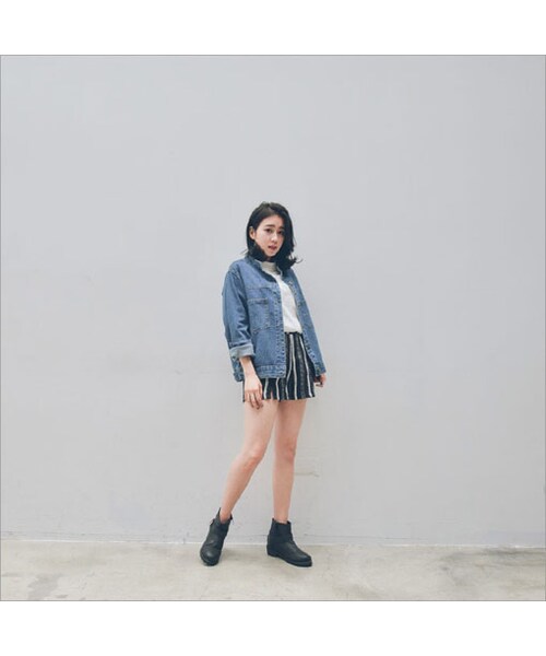 QUEEN SHOP（クイーンショップ）の「復古率性風格使用牛仔布料所製成不敗牛仔外套 能讓妳搭出與眾不同的風味立領的造型 想嘗試帥氣中性的妳絕不能錯過多功能真口袋設計 出門收納更方便（ジャケット/アウター・レディース・F・F）」の4枚目の写真